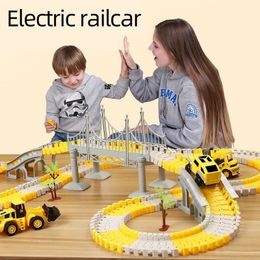 Track Car Tout Track Glide Childrens Small Train Toy Car Puzzle Garçon Electric Car Notor Car Crossing Car Train Train Modèle 240524