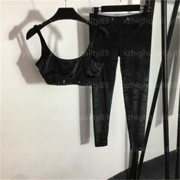 Chándal Conjunto de dos piezas Traje de diseñador Mujeres Joggers Ropa Alfabeto Correas Chaleco de terciopelo Pantalones ajustados elásticos Yoga Fitness Deporte Diseñador Mujer Chándal