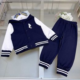 Tracksuits Designer Kinderkleding Kind Herfstpakken Maat 100-160 cm 2pcs Contrast Patchwork Hooded Jacket en Sports Pants Aug22