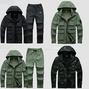 Tracksuits Militaire Soft Shell Tactical Sets Heren mannen buiten multi-pocket waterdichte waterdichte jas Windvrije fleece Warm Cargo Pant 2 PCS