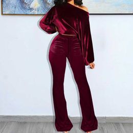 Survêtements Retro Sexy Velvet 2 pièces Casual Sports Women's Track and Field Wear Manches longues Cold Shoulder Brushed Top + Flash Pants P230531