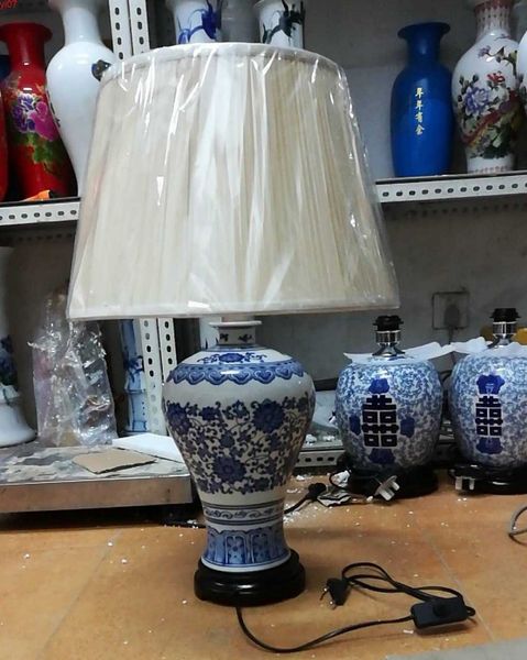 Lampe de table en céramique bleue et blanche antique de style chinois traditionnel pour chevet de haute qualité