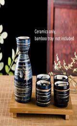 Ensemble de saké japonais traditionnel, élégant bouteille de vin en céramique et tasses de cadeaux de vin asiatique ensemble de vent de mousson bleu à la main.