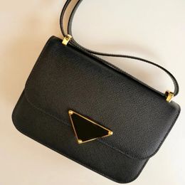 Traditionele stijl messenger bag delicate dames designer tassen email gecoate driehoek bolso zwart lederen magnetische gesp sleutel sluiting handtas xb006 e23