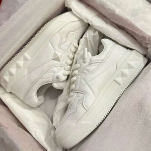 Version de l'entraîneur Valenstino High Val Designer Rose Shoes 2024 baskets rivetées épaisse semelles authentiques en cuir à lacets sportifs Men décontracté femme Small White