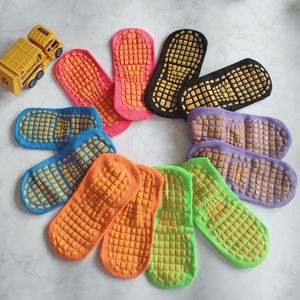 Chaussettes de trampoline distribuant des chaussettes de sol antidérapantes Chaussettes de yoga pour adultes Taekwondo pour aire de jeux pour enfants