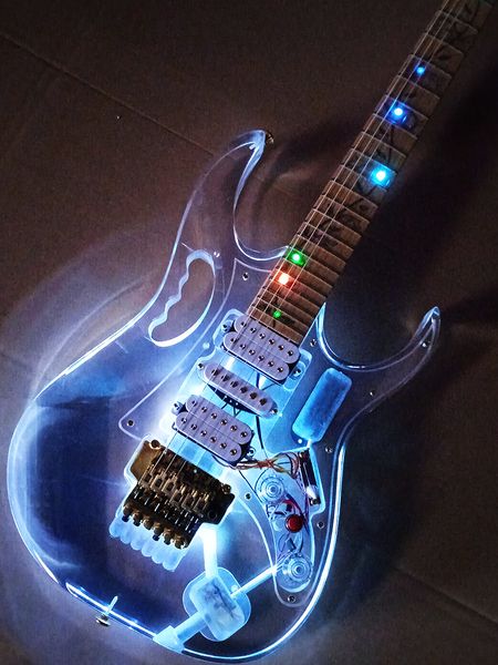 Guitarra eléctrica transparente transparente Crstal vítreo límpido pelúcido cuerpo acrílico con luz LED colorida Mástil de arce 6 cuerdas 10+ colores Lucent personalizar fábrica