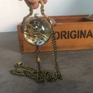 Montre transparent la montre de poche mécanique du globe oculaire avec chaîne Roman Numerals Pendant Collier Loes Watchs Men Femmes Cadeaux 230830