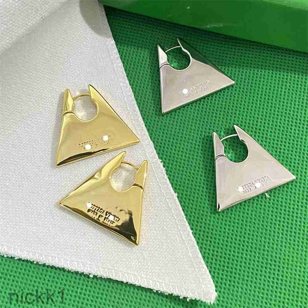 Pendientes de triángulo trapezoidal Industria pesada Textura de perno prisionero de alto grado Diseño de nicho chapado en oro Personalidad Joyería de estilo de moda 1VEQ