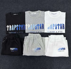 Trapstar T-shirt serviette brodée à manches courtes ensemble dégradé arc-en-ciel lettre haute rue shorts 666