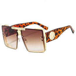 Lunettes de soleil de designer de voyage femmes sonnenbrille nouveau cadre en métal de lunettes de soleil carrées lentes de sol punk badge lentilles dégradées lunettes de soleil hommes modernes hg101