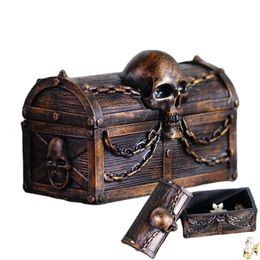 Treasure Box Gothic Pirate Storage Resin Bijoux avec des chaînes de crâne Collection de pain de jardin pour 240327