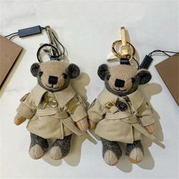 Trench Coat Bear Designer Keychain For Women Heren Luxe sleutelhanger roestvrijstalen zak Charm Charm Classic Fashion Key Chains Key Holder Cartoon Key Rings Bag Pendant