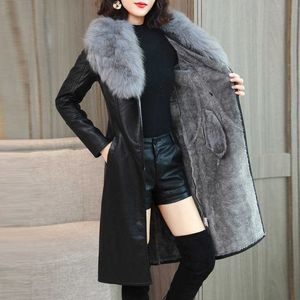 Trench Coats 2022 Nieuwe stijl Slanke taille Faux Leather Jacket Big Fur Collar Winter Faux Leather Jacket Women plus fluweel dikke middenlengte Y2209