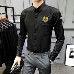 Trend Badge Shirts voor Mannen Lange mouw Casual Slim Fit Streetwear Shirts Social Party Tops Uniform Werkkleding Camisa Masculina 210527