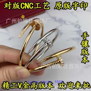 Tendance mode bijoux polyvalents bon joli pneu de voiture plaqué or bracelet à ongles visage lisse haute édition impression de caractère parfait ont une boîte d'origine