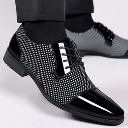 Tendance classique hommes chaussures habillées pour hommes Oxfords chaussures en cuir PU à lacets formelle en cuir noir chaussures de fête de mariage 240321