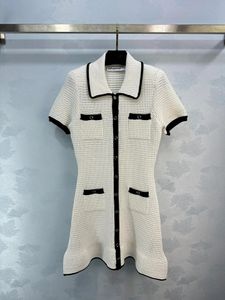 TRENDY 2024 Robe de créatrice de printemps / d'été avec couleur de contraste Col à collier en tricot à manches courtes