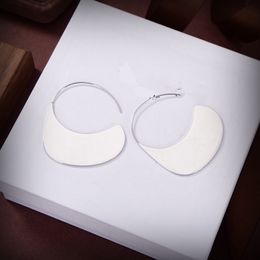 Pendientes de mujer modernos y modernos Pendientes blancos personalizados de moda encantadora Artesanía exquisita