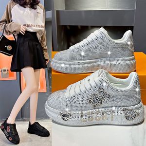 Trendy bordschoenen glanzende kleine beer hete diamant damesschoenen kristallen banket feestschoenen lente en zomer ontwerper outdoor casual jogging schoenen maat 35-40