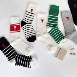 Chaussettes de marque à la mode rouge Red A Broidered Sockkings Mens and Women's Long Cotton Sports Socks