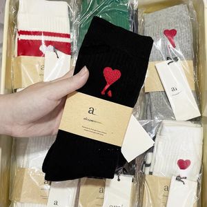 Trendy merk sokken hart rood een geborduurde sokken heren en dames lange katoenen sportsokken