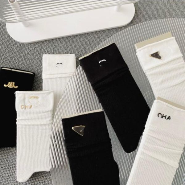 Chaussettes de marque à la mode, chaussettes avec Logo estampé à chaud, chaussettes décontractées noires et blanches de longueur moyenne