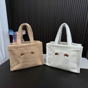 Trendy CE Femmes Sac fourre-tout en peluche Hiver Lambs Laine Designer Sac à main Mode Sacs à bandoulière simples Totes Multi Sacs de shopping de haute qualité 230927