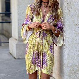 Trendy Charm Robe à col en V Géométrique pour femmes avec taille ceinturée à base de tissu en polyester extensible pour un look élégant et confortable AST182687