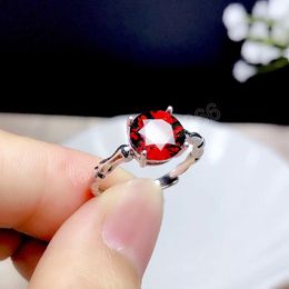 Trendy CZ Silver Color Ring 8mm Red Round Round Ruby Stone Rings For Women Sieraden Bruiloft Geschenk ringen