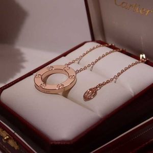 Collier de design à la mode Nouveau collier classique Gold 18K Round Diamond Full Collarbone avec chariot Collier d'origine