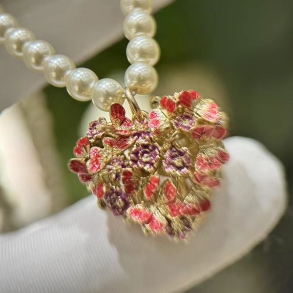 2024 Nouveau collier de perles de créateur à la mode plaqué or fleur papillon coeur pendentif colliers chaîne pour filles femmes colliers de luxe pour femmes bijoux de fête de mariage