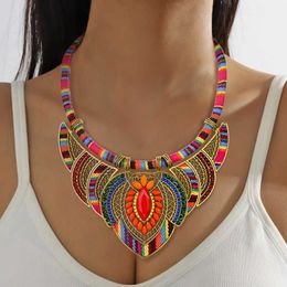 Collier de style ethnique à la mode avec corde tressée colorée et incrustation de diamant bohème pour les bijoux pour femmes