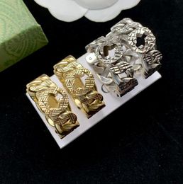 Trendy voortreffelijke hoepel oorbellen goud sier vergulde in elkaar grijpende brief hanger studs klassieke designer oorbellen voor vrouwelijke sieradenliefhebbers cadeau