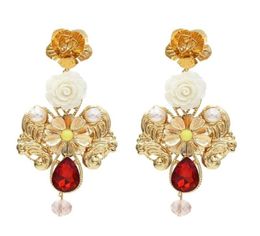 Trendy Gold Metal Flower Drop Dangle oorbellen voor vrouwen BRIDAL Barokstijl Pearl Red Blue Crystal Earring Wedding Party Geschenk 2878543