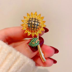 Trendy metalen vergulde kubieke zirkonia pak revers pins 2021 Korea stijl hoge kwaliteit gouden zonnebloem broche voor vrouwen
