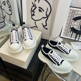 Nouvelle toile tendance pour femmes, style parfumé, gâteau éponge à semelle épaisse, petites chaussures blanches à lacets surélevées, chaussures de sport décontractées assorties aux couleurs