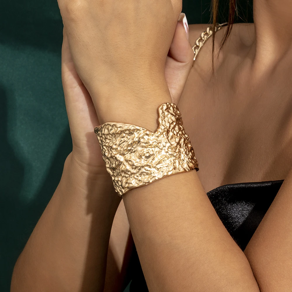 Trendig punk guldfärg metall v-skitade armband för kvinnor hiphop personlighet oregelbunden öppning handstycke armband smycken