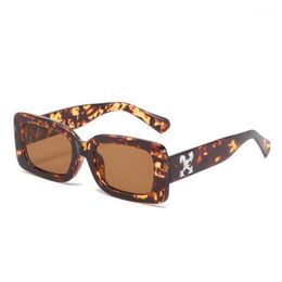 Lunettes de soleil flèche à petit cadre à la mode pour femmes Sqaure Soleil Personnalité Personnalité Transparent Shades Eyewars1 183d