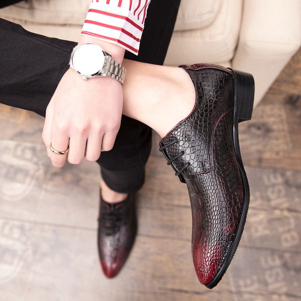 Chaussures en cuir pointues à lacets de couleur unie à la mode pour hommes d'affaires vêtements d'extérieur en cuir formels chaussures plates pour hommes à la mode chaussures rouges noires taille 38-44