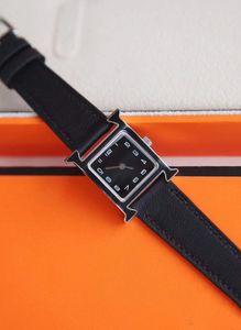 Femmes à la mode Quartz Wristwatch Sapphire Crystal Glass Number Watch Black Leather Square Corloge Clock Sign Logo Heure Ladies Watches 21 mm
