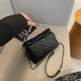 Borsa a tracolla di nuova moda 2023 da donna alla moda Versatile Lingge Catena Singola spalla obliqua Borsa a cavallo Inventario 2152