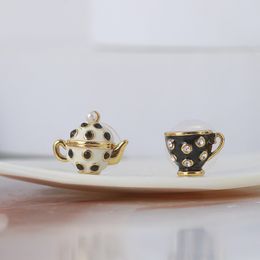 Boucles d'oreilles pour femmes à la mode bijoux petite théière tasse à thé incrustée de petites boucles d'oreilles en émail de diamants