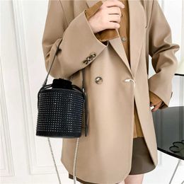 Le sac messager à une épaule tendance pour femme est simple et à la mode et peut être utilisé de n'importe quelle manière. Emportez un sac seau pour faire vos courses en voyage