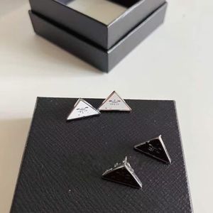 Tri-angle symbole design noir blanc stud femmes hommes lettre graver boucles d'oreilles filles bijoux de mariage s925 argent aiguille boucles d'oreilles designer pour les femmes