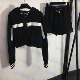 Conjunto de pantalones cortos con insignia triangular, suéter con capucha para mujer, camisetas de manga larga, falda corta sexy de dos piezas