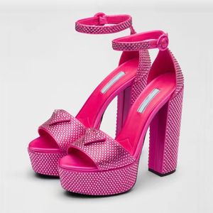 Sandalias rosas con botones triangulares Tobillo decorativo de cristal de 11,5 cm con plataforma impermeable Punta abierta Sandalias de diseñador de lujo de verano para mujer Zapatos de vestir completos para fiesta