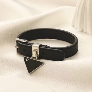 Bracelets de charme Triangle bracelet en cuir design hommes bracelet de ceinture réglable bracelet en acier inoxydable matériel plaqué argent bracelet homme moderne zb075