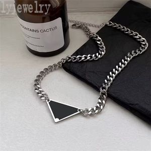 Triangle designer colliers couleur argent pendentifs collier femmes lettres amour chaînes à maillons à la mode hommes émail métal rue Jewlery collier de luxe cool ZB011 F23