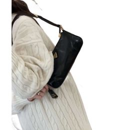 Triangle Designer Underarm Bag Matériel de haute précision Le sac Mahjong résistant à l'usure et à la saleté est fait de sacs à main de luxe en cuir ciré à l'huile 23,5 10 6 cm